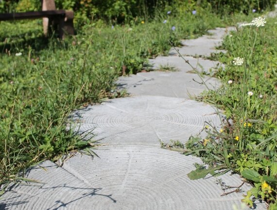 Garden tiles are the best covering for paths in the country_0